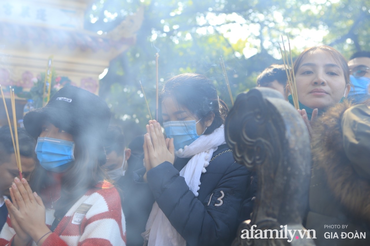 Ngày mồng 01 tháng cuối cùng của năm, dân công sở tranh thủ giờ nghỉ trưa kéo nhau đi lễ - Ảnh 10. Ngày mồng 01 tháng cuối cùng của năm, dân công sở tranh thủ giờ nghỉ trưa kéo nhau đi lễ - Ảnh 10.