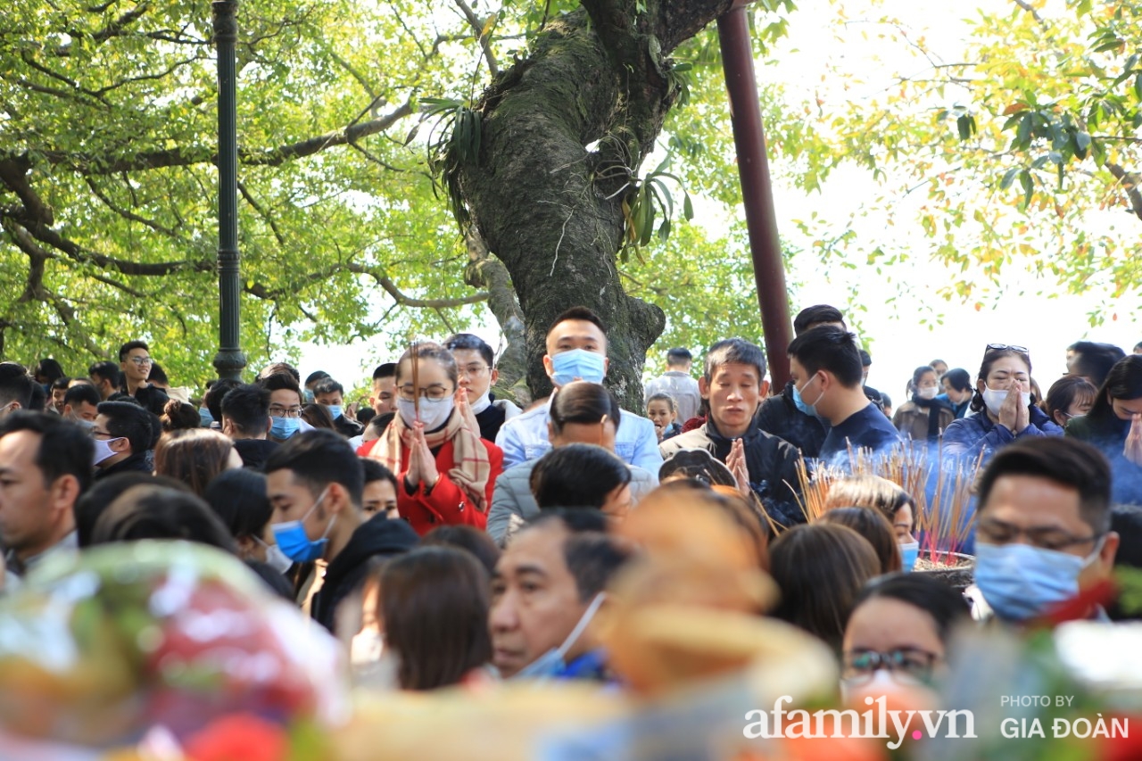 Ngày mồng 01 tháng cuối cùng của năm, dân công sở tranh thủ giờ nghỉ trưa kéo nhau đi lễ - Ảnh 8. Ngày mồng 01 tháng cuối cùng của năm, dân công sở tranh thủ giờ nghỉ trưa kéo nhau đi lễ - Ảnh 8.