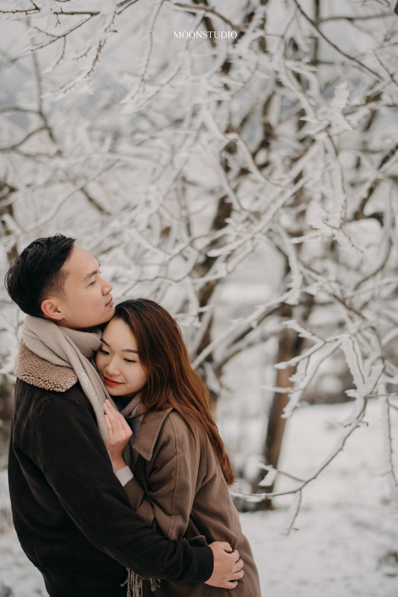 Những bức ảnh cưới tuyết viên mãn không thể bỏ qua. Đôi tình nhân trẻ nằm trong tuyết rơi, tay trong tay vuốt ve nhau, chạm vào trái tim của nhau. Hãy cùng xem ảnh để hòa mình vào không khí lãng mạn của mùa đông!