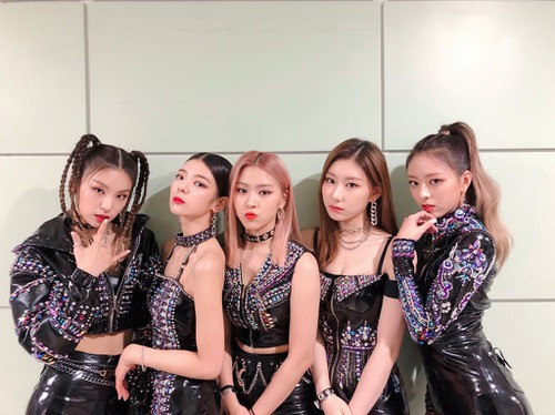 "Girlgroup thị phi" aespa giành giải tân binh liền bị chỉ trích kém xa "em gái" TWICE - ITZY, phốt đạo nhái bị đem ra chế giễu - Ảnh 3. "Girlgroup thị phi" aespa giành giải tân binh liền bị chỉ trích kém xa "em gái" TWICE - ITZY, phốt đạo nhái bị đem ra chế giễu - Ảnh 3.