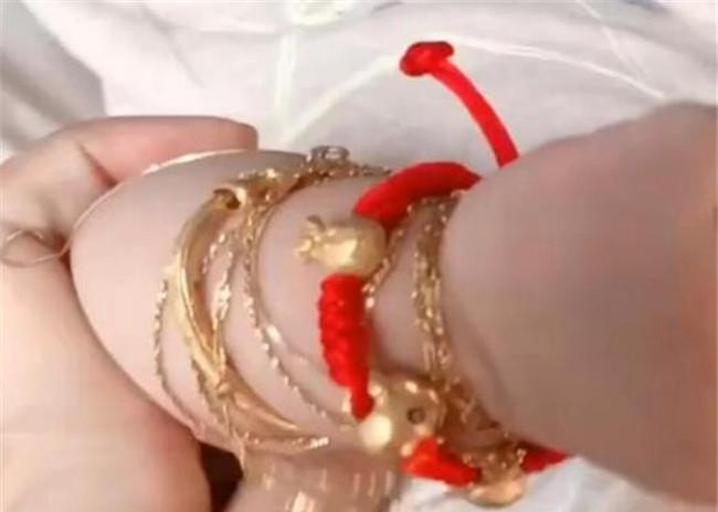 Mẹ đưa con yêu đi chụp ảnh đầy tháng, vừa nhìn tay em bé mà nhiếp ảnh gia không khỏi choáng váng - Ảnh 1. Mẹ đưa con yêu đi chụp ảnh đầy tháng, vừa nhìn tay em bé mà nhiếp ảnh gia không khỏi choáng váng - Ảnh 1.