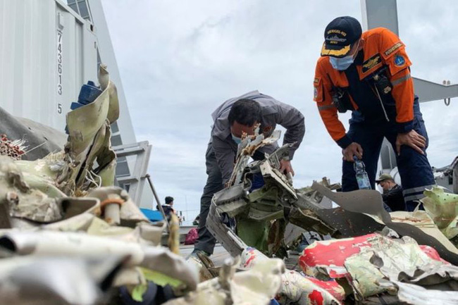 Indonesia tạm dừng tìm kiếm hộp đen Boeing 737-500 - Ảnh 1.