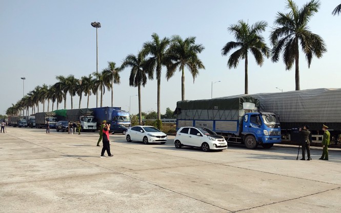 Bắt binh đoàn xe chở 300 tấn hàng lậu từ Quảng Ninh về Hà Nội tiêu thụ Tết - Ảnh 1. Bắt binh đoàn xe chở 300 tấn hàng lậu từ Quảng Ninh về Hà Nội tiêu thụ Tết - Ảnh 1.