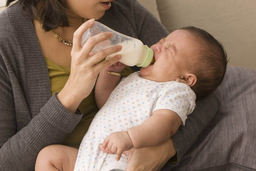 Почему новорожденный срыгивает после кормления фонтаном. Младенец пьет молоко и срыгивает. Ребёнок срыгивает фонтаном после смеси. Nan для ночного кормления. Ребёнок срыгивает после каждого кормления смесью.