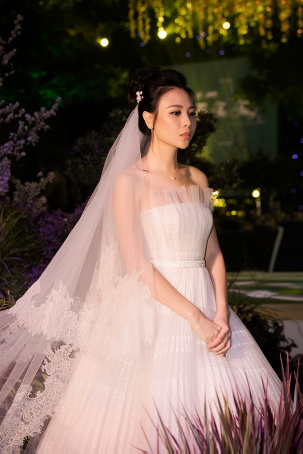 So style 2 cặp sao hot của Vbiz: Cường Đô La - Thu Trang đơn giản nhưng vẫn xịn xò , Hà Hồ - Kim Lý lên đồ thế nào mà hút fan vậy? - Ảnh 6. So style 2 cặp sao hot của Vbiz: Cường Đô La - Thu Trang đơn giản nhưng vẫn xịn xò , Hà Hồ - Kim Lý lên đồ thế nào mà hút fan vậy? - Ảnh 6.