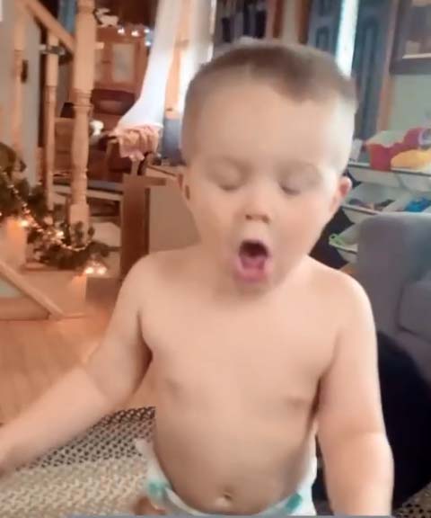 Vui vẻ nhận lời mẹ đi kiểm tra tã của em gái nhưng phát hiện em đã "bĩnh" ra bỉm, cậu bé có phản ứng siêu ngộ nghĩnh