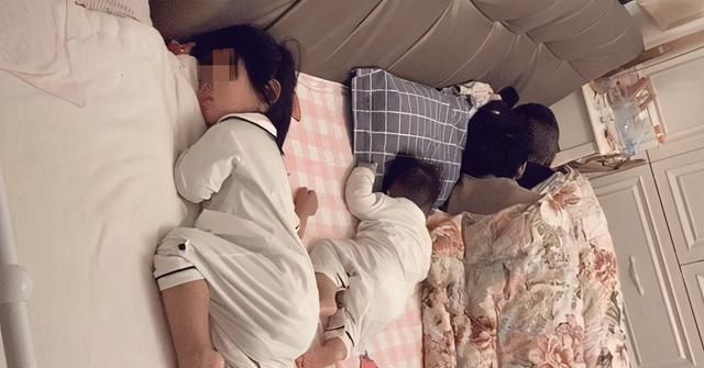 Cả nhà ngủ chung trên 1 chiếc giường trông rất hạnh phúc nhưng nhìn tư thế ngủ của 2 đứa trẻ ai cũng trách bố mẹ quá hớ hênh