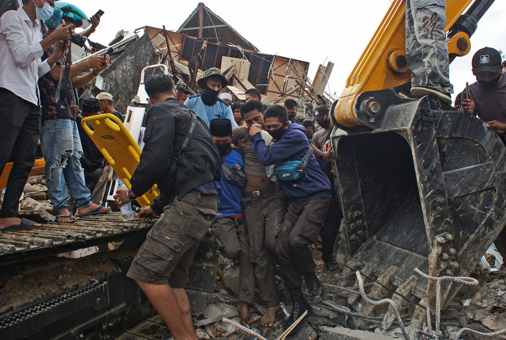 Số nạn nhân thiệt mạng do động đất tại Sulawesi tăng lên 42 người, Indonesia ra cảnh báo sóng thần - Ảnh 2.