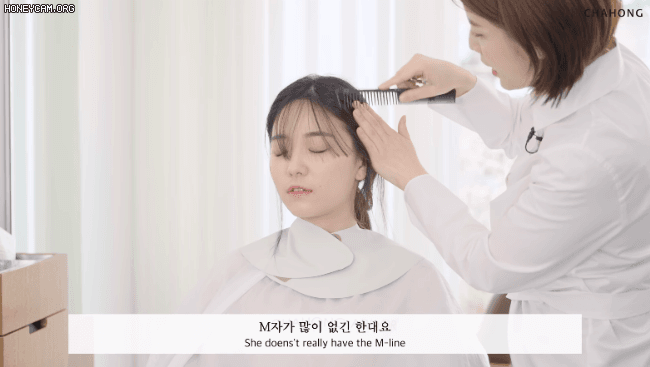 Hãy cùng khám phá xu hướng cắt tóc mái thưa Hàn Quốc với hình ảnh này nhé! Với giải pháp này, bạn sẽ trông trẻ trung, năng động hơn và vô cùng xinh đẹp. Hãy để stylist chuyên nghiệp giúp bạn tạo nên phong cách tóc thật tuyệt vời.
