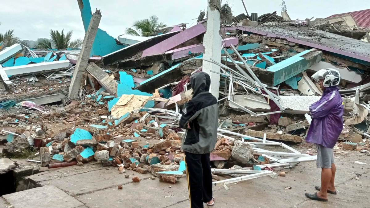 Indonesia tiếp tục tìm kiếm người mất tích, cảnh báo có thêm động đất mạnh - Ảnh 1.