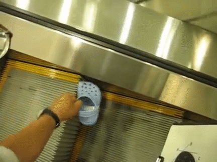 Đi trung tâm thương mại biết bao năm nay nhưng giờ tôi mới biết bàn chải ở thang cuốn không phải để đánh giày! - Ảnh 2.