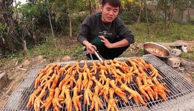 Con trai bà Tân Vlog trở lại với món chân gà nướng sốt siêu cay nhưng tiếp tục bị dân mạng &quot;ném đá&quot; khi soi được chi tiết vô lý này - Ảnh 5.