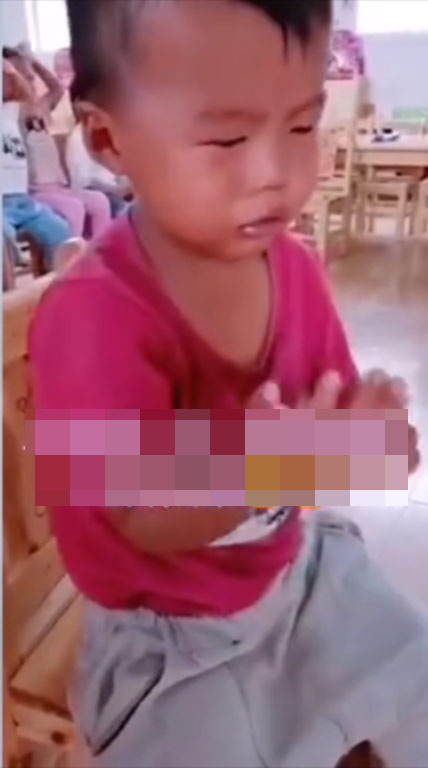 Ngày đầu đi học mẫu giáo, sau một hồi khóc lóc chán chê, cậu bé liền có hành động khiến ai cũng phải cười bò - Ảnh 1.