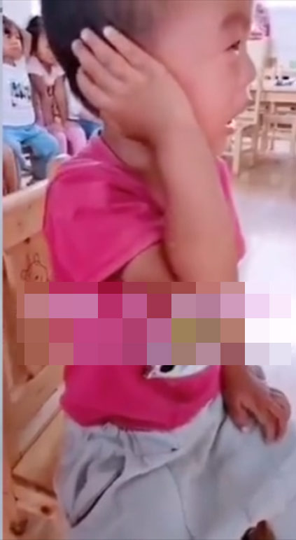 Ngày đầu đi học mẫu giáo, sau một hồi khóc lóc chán chê, cậu bé liền có hành động khiến ai cũng phải cười bò - Ảnh 2.