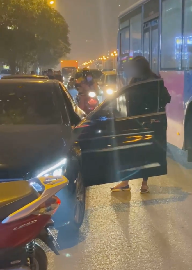 Người vợ chặn xe Mercedes của tiểu tam giữa phố Hà Nội lên tiếng: Chồng tôi muốn dứt thì cô ấy lại khóc lóc, quỳ xuống - Ảnh 3.