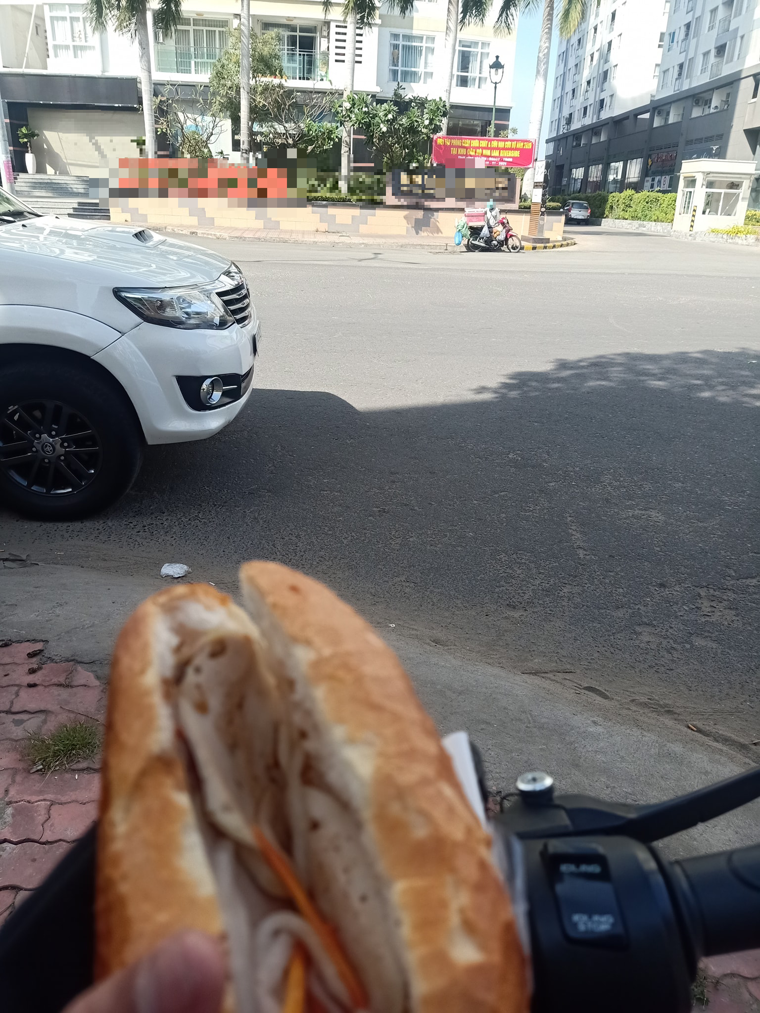 Mua bánh mì giá "cắt cổ" ở "khu người giàu", anh tài xế xe ôm công nghệ sốc nhẹ, cả ngày chỉ cầm chứ không dám ăn - Ảnh 2. Mua bánh mì giá "cắt cổ" ở "khu người giàu", anh tài xế xe ôm không nghệ sốc nhẹ, cả ngày chỉ cầm chứ không dám ăn - Ảnh 2.