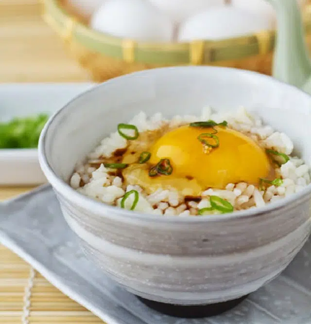 Cơm nóng trộn trứng sống - sa tế: Món ăn đang hot trên MXH mấy ngày nay, hóa ra lại dễ làm và vô cùng thơm ngon nhờ loại gia vị "made in Việt Nam" này - Ảnh 2.