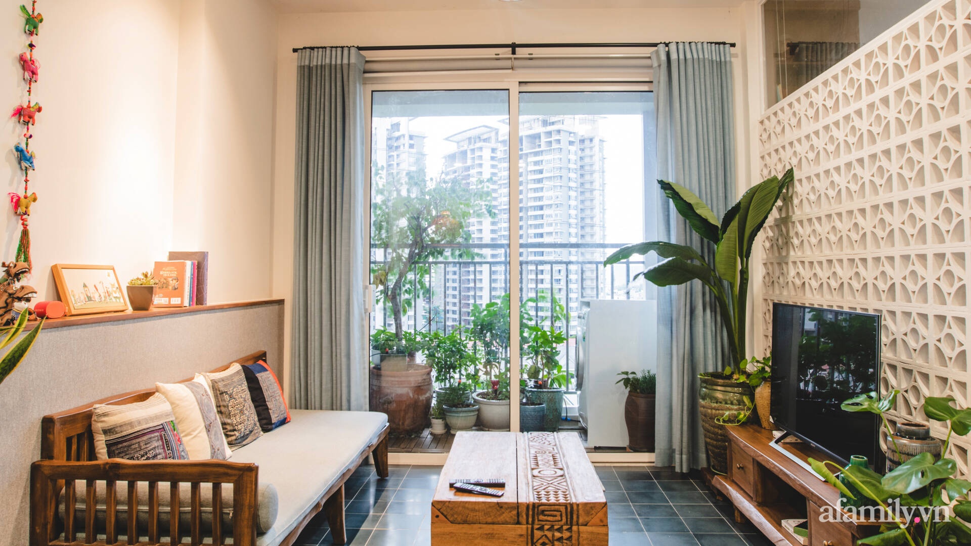 Căn hộ 70m² trầm ấm, tinh tế với vật liệu truyền thống dành cho gia đình 3 người ở Sài Gòn có chi phí hoàn thiện 530 triệu đồng - Ảnh 1.