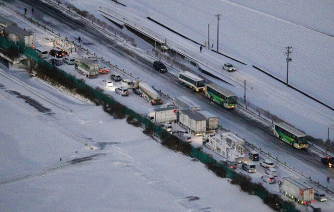 Cả trăm chiếc xe đâm dồn toa trên cao tốc Nhật Bản, 18 người thương vong - Ảnh 1.