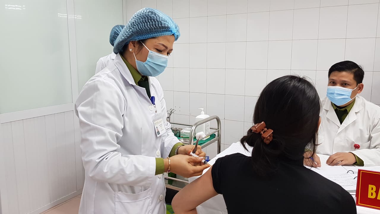 Hôm nay Việt Nam tiêm nhắc vắc xin COVID-19 liều 25cmg cho 17 người tình nguyện - Ảnh 1.