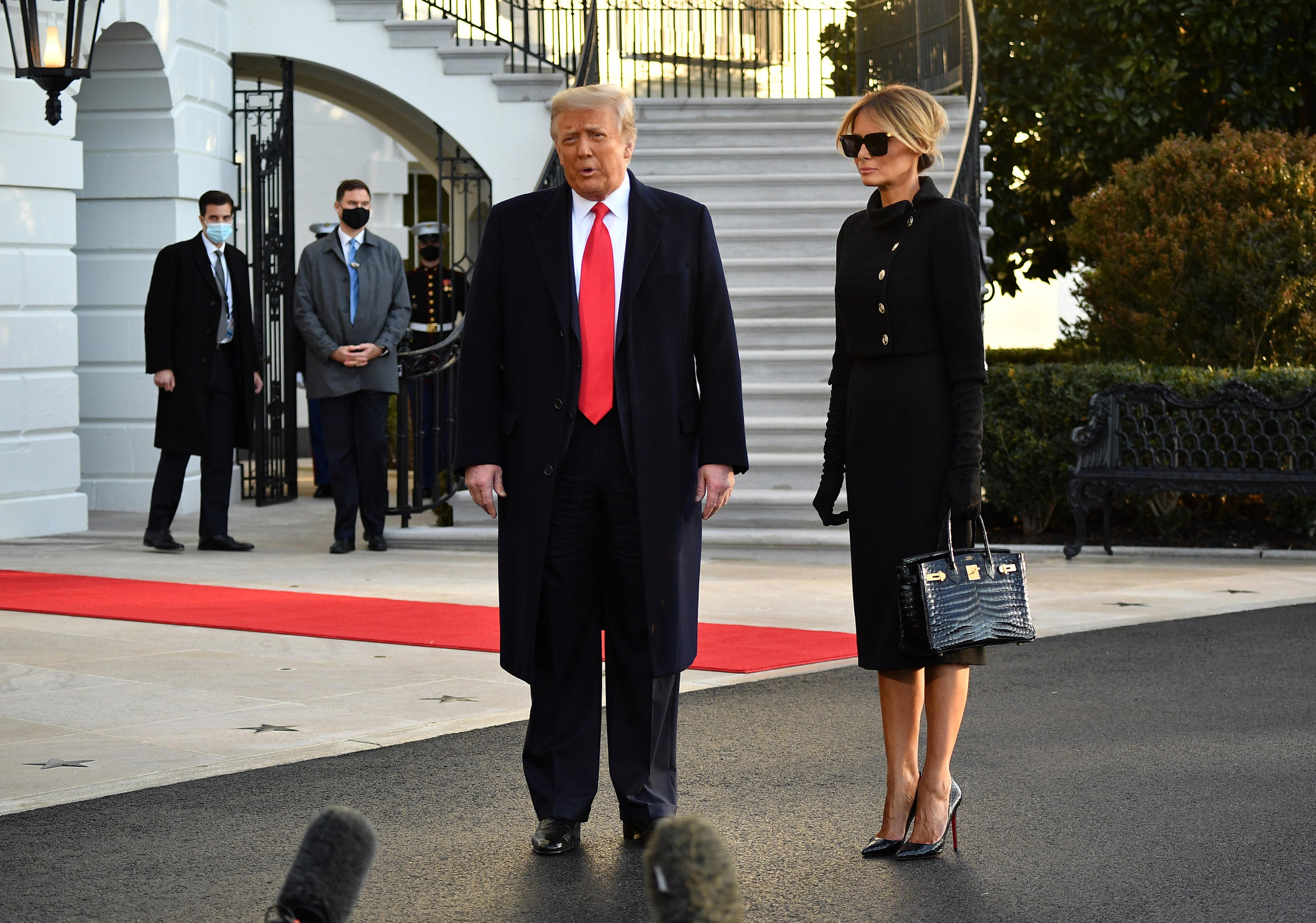 Rời Nhà Trắng, bà Melania Trump "chơi lớn" với set đồ giá trị bằng cả căn nhà nhưng vẫn gây khó hiểu vì một chi tiết - Ảnh 3. Rời Nhà Trắng, bà Melania Trump "chơi lớn" với set đồ giá trị bằng cả căn nhà nhưng vẫn gây khó hiểu vì một chi tiết - Ảnh 3.