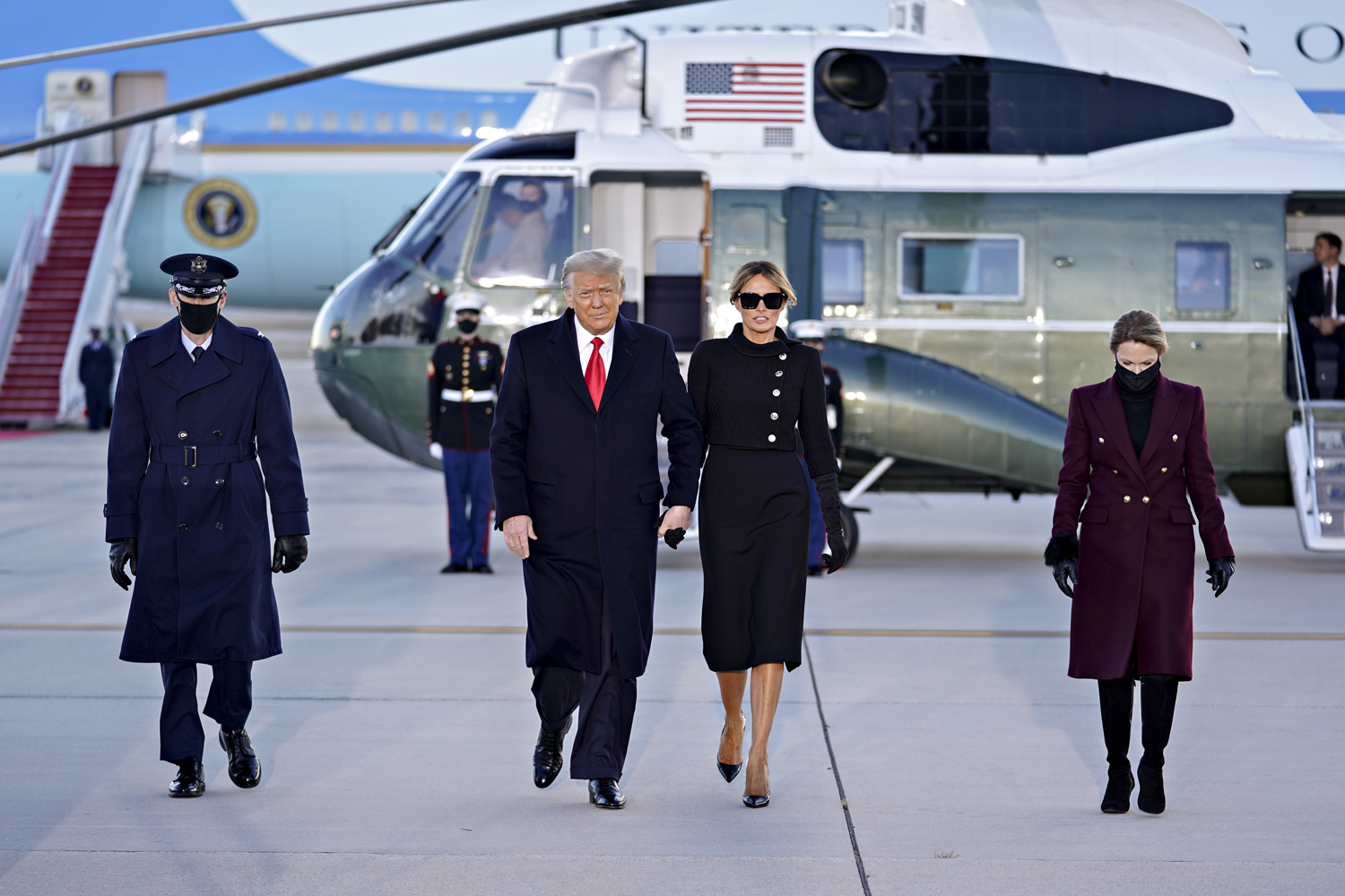 Rời Nhà Trắng, bà Melania Trump "chơi lớn" với set đồ giá trị bằng cả căn nhà nhưng vẫn gây khó hiểu vì một chi tiết - Ảnh 1. Rời Nhà Trắng, bà Melania Trump "chơi lớn" với set đồ giá trị bằng cả căn nhà nhưng vẫn gây khó hiểu vì một chi tiết - Ảnh 1.