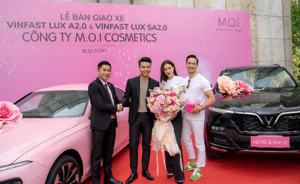 Tin tưởng thương hiệu xe Việt, Hà Hồ - Kim Lý mua liền 5 chiếc VinFast làm quà tặng người thân - Ảnh 4.