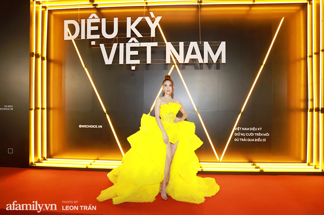 "Chiêu bài" khoe dáng của Ngọc Trinh vẫn thế qua hai mùa WeChoice: Tưởng nhàm nhưng hóa ra cực cao tay vì khoe được cặp chân Barbie siêu nuột - Ảnh 1. "Chiêu bài" khoe dáng của Ngọc Trinh vẫn thế qua hai mùa WeChoice: Tưởng nhàm nhưng hóa ra cực cao tay vì khoe được cặp chân Barbie siêu nuột - Ảnh 1.