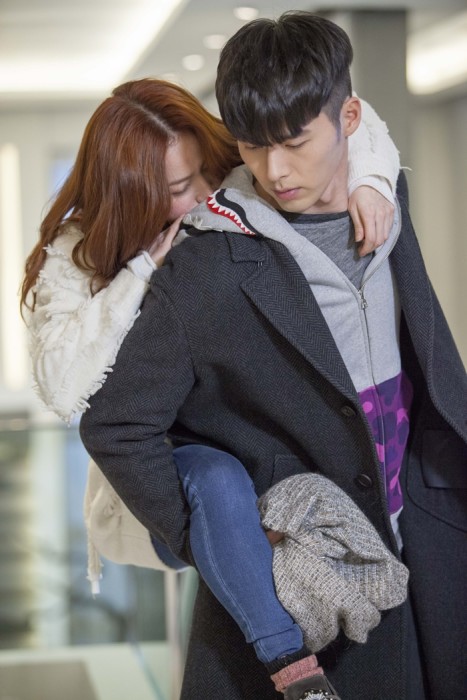 Bộ ảnh Hyun Bin - Han Ji Min bất ngờ hot trở lại sau 6 năm, biểu cảm của &quot;bạn trai&quot; Son Ye Jin bị chê vì quá đơ - Ảnh 8.
