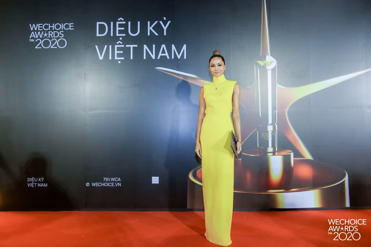 Không quá lồng lộn nhưng H'Hen Niê vẫn "chơi chiêu" tại WeChoice Awards, đẹp như tượng tạc trên thảm đỏ - Ảnh 1. Không quá lồng lộn nhưng H'Hen Niê vẫn "chơi chiêu" tại WeChoice Awards, đẹp như tượng tạc trên thảm đỏ - Ảnh 1.