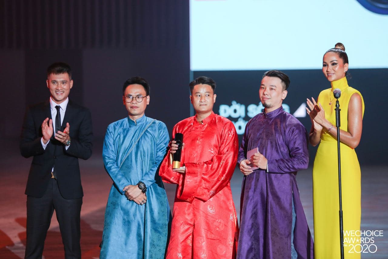 Không quá lồng lộn nhưng H'Hen Niê vẫn "chơi chiêu" tại WeChoice Awards, đẹp như tượng tạc trên thảm đỏ - Ảnh 4. Không quá lồng lộn nhưng H'Hen Niê vẫn "chơi chiêu" tại WeChoice Awards, đẹp như tượng tạc trên thảm đỏ - Ảnh 4.