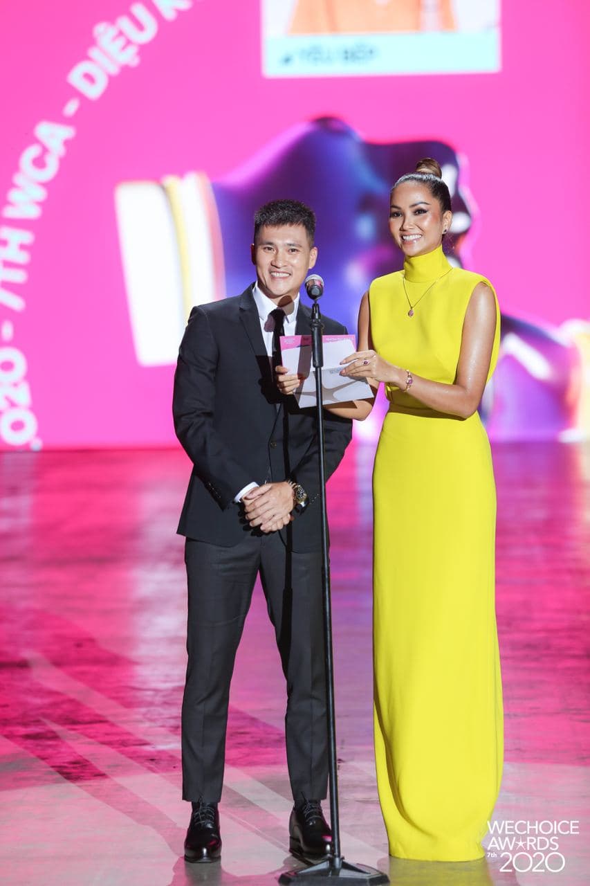 Không quá lồng lộn nhưng H'Hen Niê vẫn "chơi chiêu" tại WeChoice Awards, đẹp như tượng tạc trên thảm đỏ - Ảnh 2. Không quá lồng lộn nhưng H'Hen Niê vẫn "chơi chiêu" tại WeChoice Awards, đẹp như tượng tạc trên thảm đỏ - Ảnh 2.