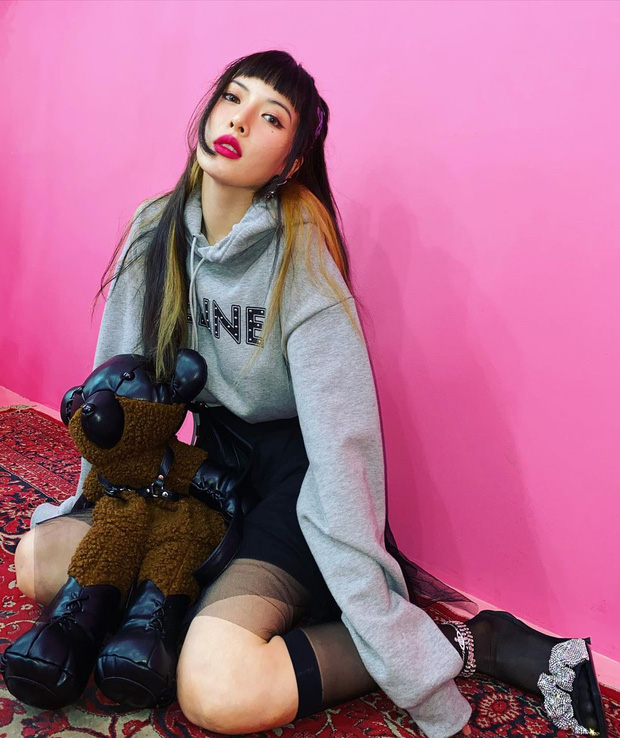 Đẳng cấp nàng thơ Celine có khác, Lisa đụng hàng Hyuna và &quot;ăn đứt&quot; từ kiểu tóc đến style lên đồ - Ảnh 2.