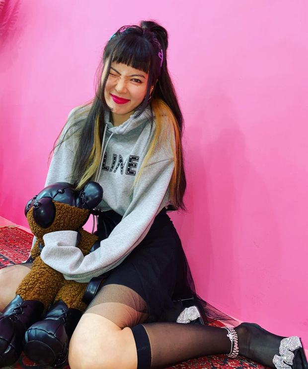 Đẳng cấp nàng thơ Celine có khác, Lisa đụng hàng Hyuna và &quot;ăn đứt&quot; từ kiểu tóc đến style lên đồ - Ảnh 3.