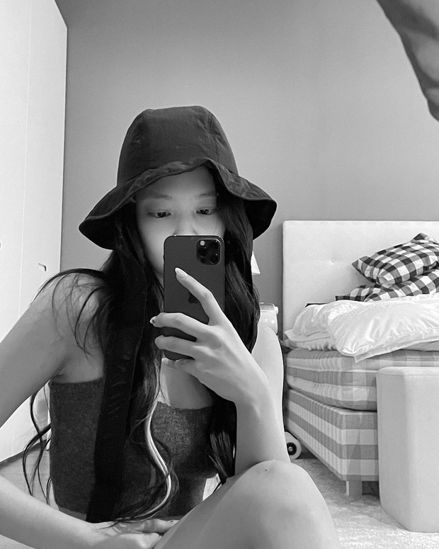 Jennie vừa diện set Zara siêu xinh, lại còn đang có giá sale chưa đến 500k cả nhà ơi - Ảnh 1. Jennie vừa diện set Zara siêu xinh, lại còn đang có giá sale chưa đến 500k cả nhà ơi - Ảnh 1.