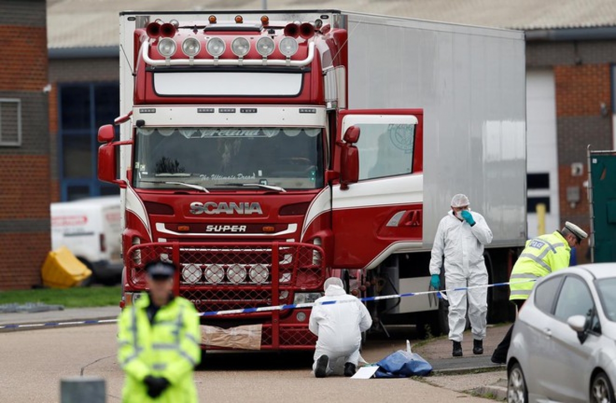 Vụ 39 thi thể trong xe tải ở Anh: 4 bị cáo chịu mức án từ 13 đến 27 năm tù - Ảnh 1.