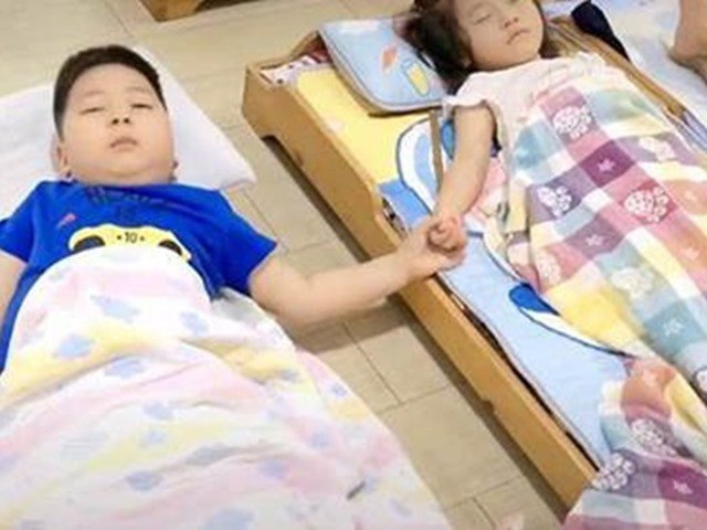 Mẹ lấy làm lạ vì con trai học mầm non đột ngột thích đi học, xem ảnh cô giáo gửi mới xỉu ngang xỉu dọc khi nhận ra nguyên nhân - Ảnh 1. Mẹ lấy làm lạ vì con trai học mầm non đột ngột thích đi học, xem ảnh cô giáo gửi mới xỉu ngang xỉu dọc khi nhận ra nguyên nhân - Ảnh 1.
