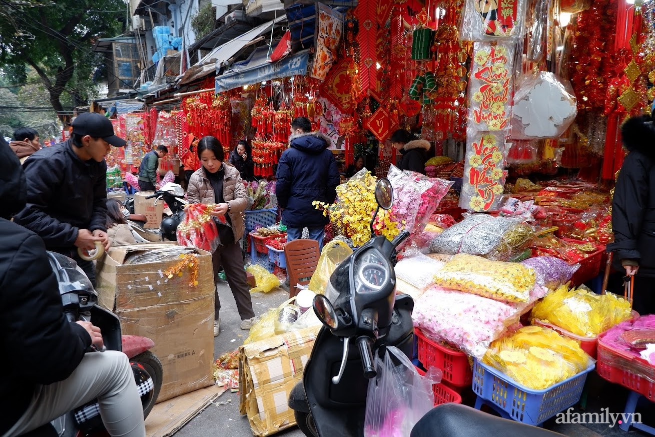 Dạo 1 vòng phố Hàng Mã mua đồ trang trí Tết Tân Sửu: Đồ truyền thống 