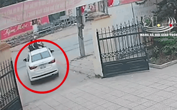 Clip: Chiếc ô tô mới cứng bất ngờ vọt ga băng qua đường lao vào cột điện, trích xuất camera khiến tất cả sững sờ