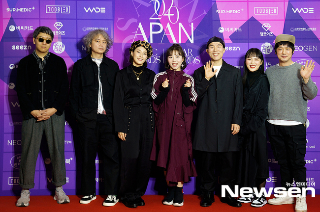 Thảm đỏ APAN Music Awards: Jeon So Min xinh hết phần thiên hạ, loạt thành viên Wanna One tái ngộ khiến fan dậy sóng - Ảnh 14.