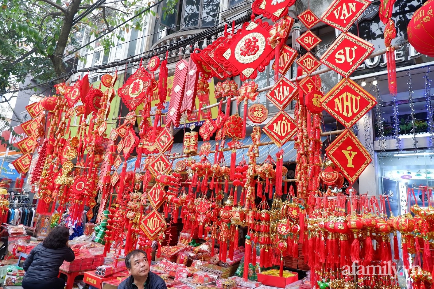 Dạo 1 vòng phố Hàng Mã mua đồ trang trí Tết Tân Sửu: Đồ truyền thống &quot;mới&quot; lên ngôi, giá tăng cao so với năm ngoái - Ảnh 4.
