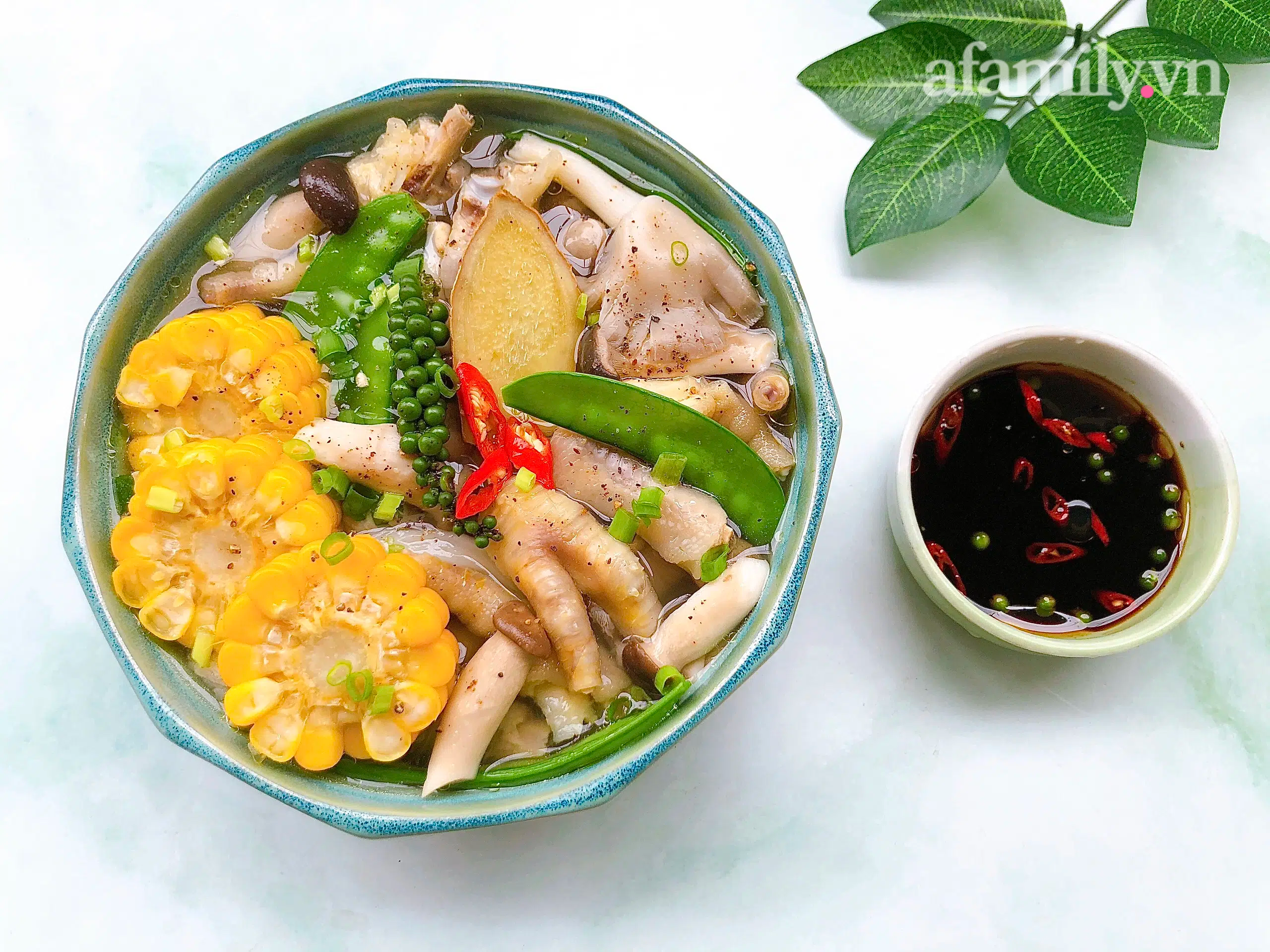 Canh chân gà rau củ là một món ăn vừa thơm ngon, vừa bổ dưỡng. Hãy xem hình ảnh để thấy được bữa cơm tinh tế với nhiều loại rau củ sắc màu kèm theo thịt gà thơm ngon. Đây chắc chắn sẽ là món ăn yêu thích của bạn.
