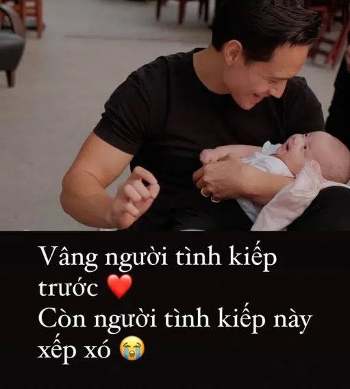 Hồ Ngọc Hà khoe khoảnh khắc Kim Lý &quot;mê tít&quot; bé Lisa, nói con gái là &quot;người tình kiếp trước của cha&quot; quả không sai - Ảnh 1.