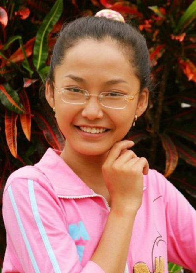 Nhỏ Hạnh trong Kính Vạn Hoa sau 16 năm: Nhận học bổng khi đang đóng phim, đi du học, giờ làm cô giáo xinh hack tuổi - Ảnh 1.