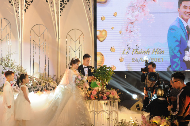 Revealing the image of the bride and groom at the wedding in the golden castle of Ninh Binh, knowing that the numbers of the wedding party are even more astonished - Photo 3.