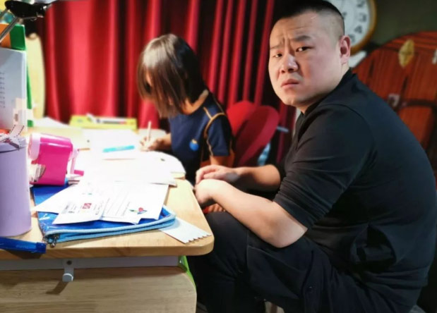 Nhìn cảnh bé gái ngồi học toán với bố, cộng đồng mạng vừa buồn cười vừa cám cảnh cho phụ huynh phải kèm con học ở nhà - Ảnh 2.