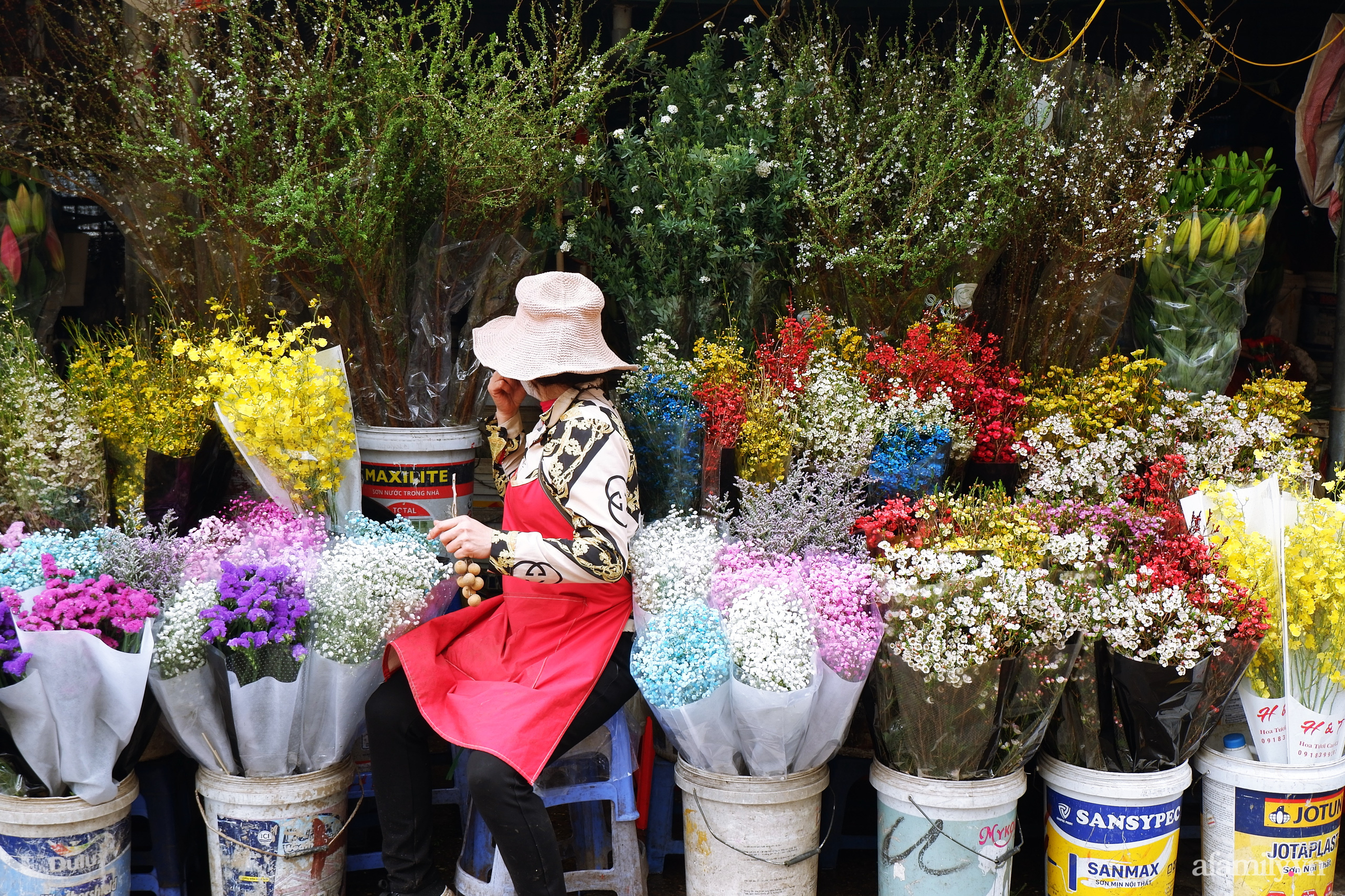 Chợ hoa lớn nhất Hà Nội nhộn nhịp, giá hoa tăng nhẹ trước thềm Tết Nguyên đán 2021  - Ảnh 3.