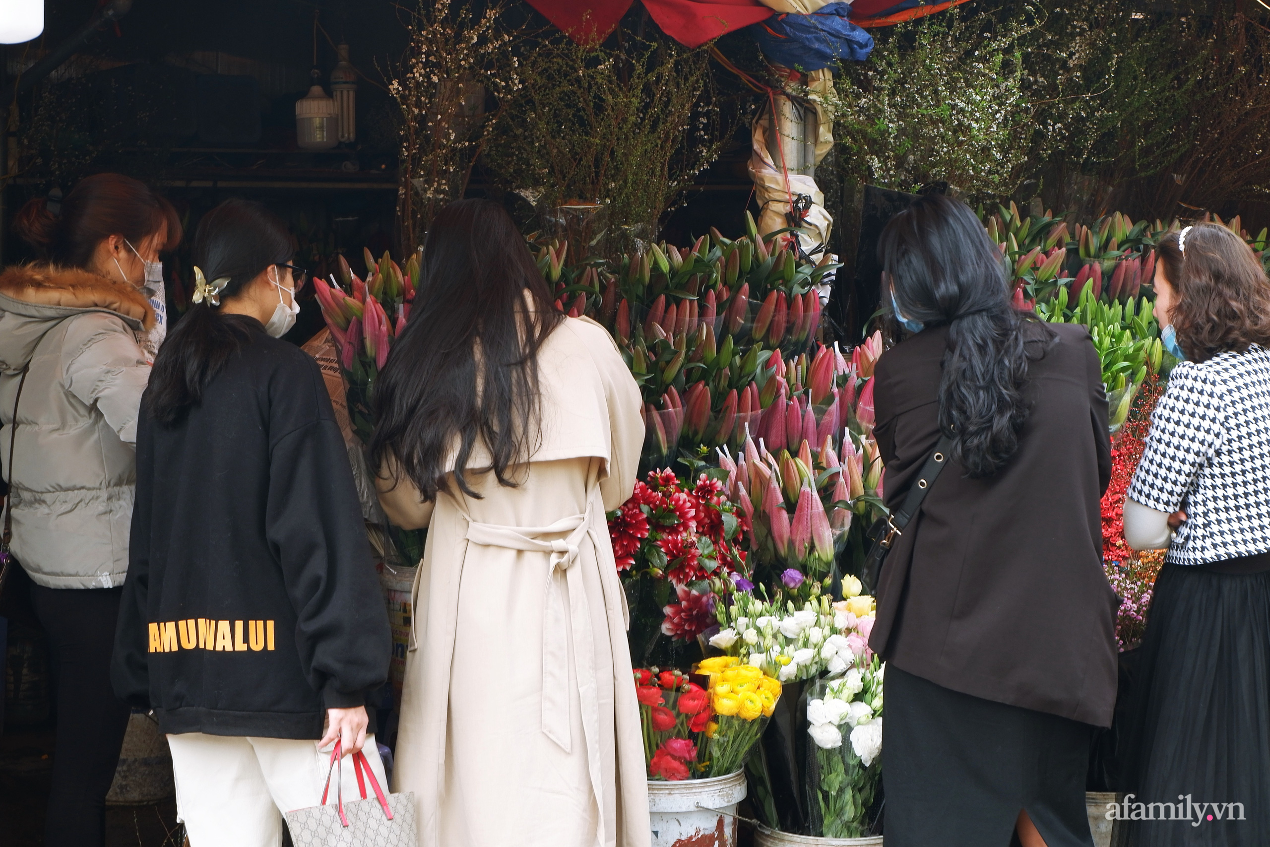Chợ hoa lớn nhất Hà Nội nhộn nhịp, giá hoa tăng nhẹ trước thềm Tết Nguyên đán 2021  - Ảnh 7.