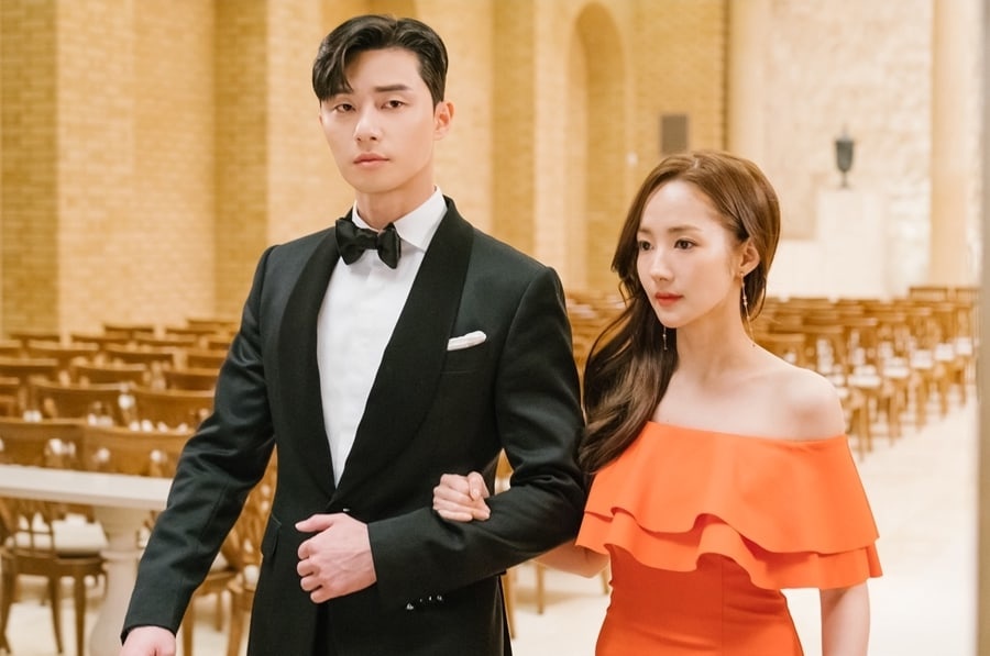 Theo chồng đi tiệc tất niên công ty, tôi bị sếp của anh hỏi đểu, nhưng cuộc hội thoại vô tình nghe được tại WC nữ đã tiết lộ tất cả - Ảnh 1. Theo chồng đi tiệc tất niên công ty, tôi bị sếp của anh hỏi đểu