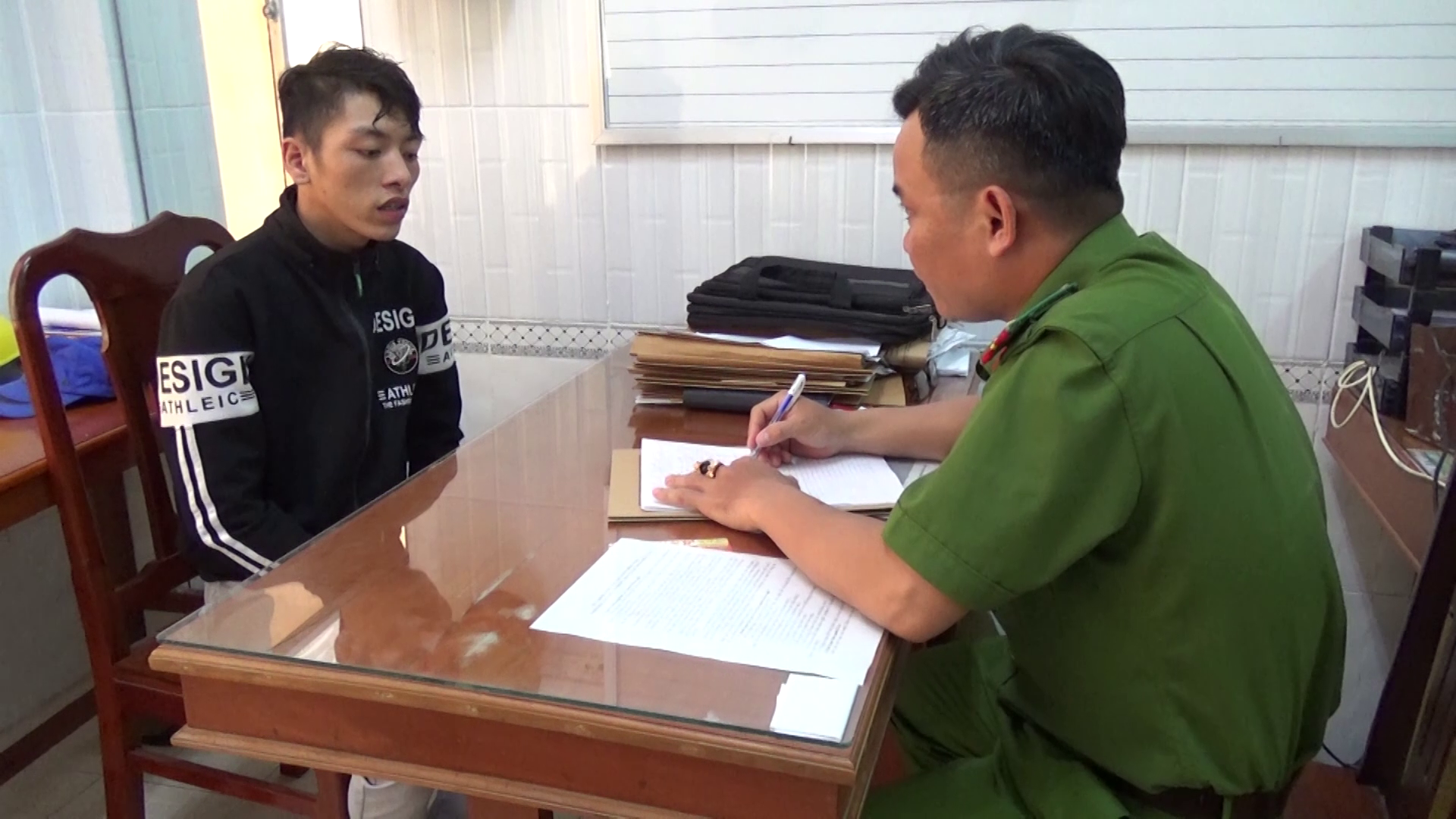 Đang lên chùa “giải hạn”, 2 tên cướp bị tóm - Ảnh 5. Đang lên chùa “giải hạn”, 2 tên cướp bị tóm - Ảnh 5.